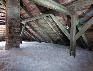 Zateplení stropu a stěny rodinného domu pomocí foukané izolace